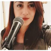 Insegnanti di canto, laureata con esperienze live e televisive, impartisce lezioni in presenza e online